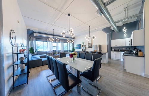 Near South Side Apartamento | McCormick Place Luxurious 5 bed/3 bath HUGE Suite for groups/up to 12 guests