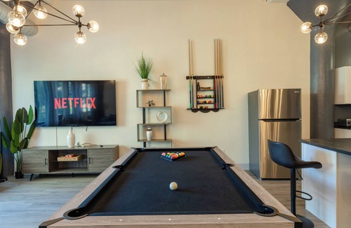 Near South Side Apartamento | McCormick Place Luxurious 5 bed/3 bath HUGE Suite for groups/up to 12 guests