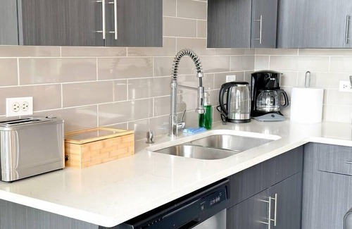 Near South Side Apartamento | McCormick Place Skyline view Secret Oasis sleeps 8