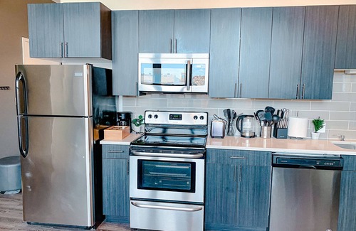 Near South Side Apartamento | McCormick Place Studio with optional parking and Gym for up to 4 guests