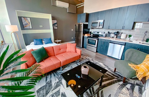 Near South Side Apartamento | McCormick Place Studio with optional parking and Gym for up to 4 guests