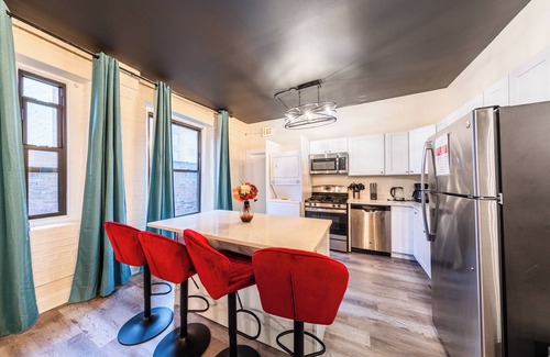 Near South Side Apartamento | McCormick Place with 5 beds/Pool table/Optional Parking/Sleeps 10