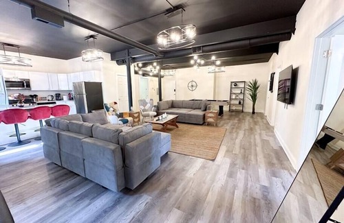 Near South Side Apartamento | McCormick Place with 5 beds/Pool table/Optional Parking/Sleeps 10