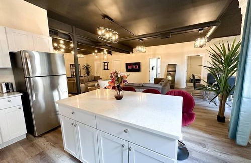 Near South Side Apartamento | McCormick Place with 5 beds/Pool table/Optional Parking/Sleeps 10