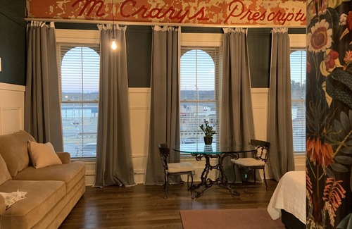 Sweetwater Hotel | McCrary Suite-Remedies Inn, downtown historic