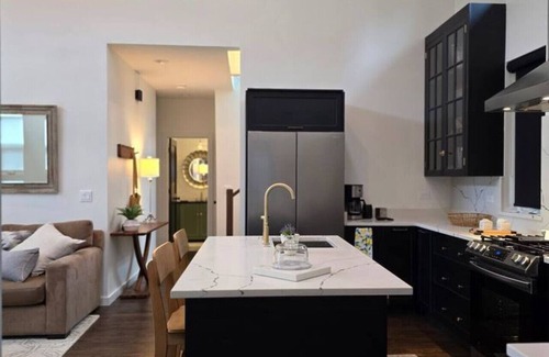 McHenry Casa | McHenry Riverside Retreat – Comfort & Relaxation