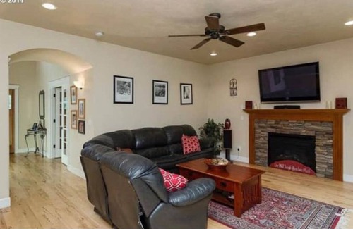 Walterville Casa | McKenzie River Getaway w/Mountain Views