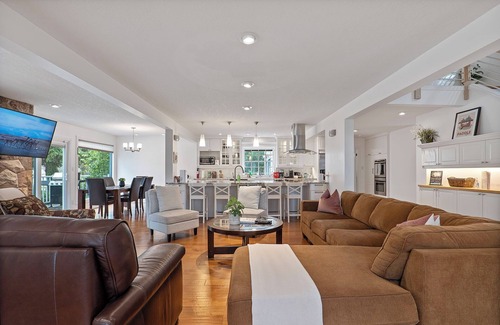 Southwest Edmonton Casa | McKernan - Ultimate Luxury Escape with A/C + BBQ