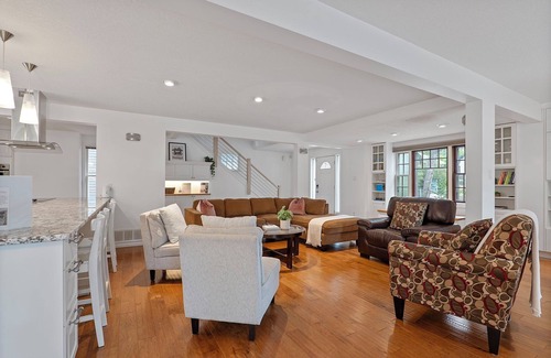 Southwest Edmonton Casa | McKernan - Ultimate Luxury Escape with A/C + BBQ