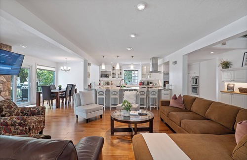 Southwest Edmonton Casa | McKernan - Ultimate Luxury Escape with A/C + BBQ