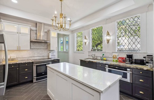 Evergreen Casa | McLean Manor w/ 2 Hot Tubs & Guest House