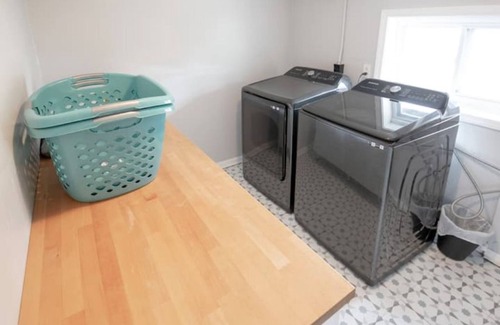Prairie Village Casa | MCM inspired Cozy and Quiet 3 BR in Prairie Village - Pet Friendly