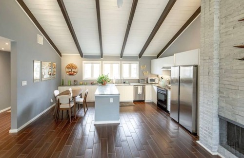 Prairie Village Casa | MCM inspired Cozy and Quiet 3 BR in Prairie Village - Pet Friendly