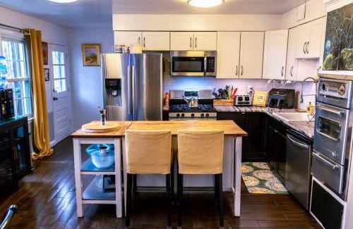 Cheverly Apartamento | MCM w HotTub, Metro, Games, Grill, Tons of Space