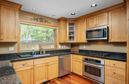 McMinnville Casa | McMinnvile Suburban Oasis, Pet Friendly, Hot Tub, Epic Covered Patio, 1.5 Miles 2 Museum & Waterpark