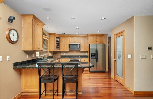 McMinnville Casa | McMinnvile Suburban Oasis, Pet Friendly, Hot Tub, Epic Covered Patio, 1.5 Miles 2 Museum & Waterpark