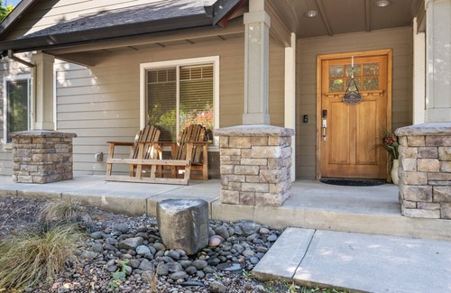 McMinnville Casa | McMinnvile Suburban Oasis, Pet Friendly, Hot Tub, Epic Covered Patio, 1.5 Miles 2 Museum & Waterpark