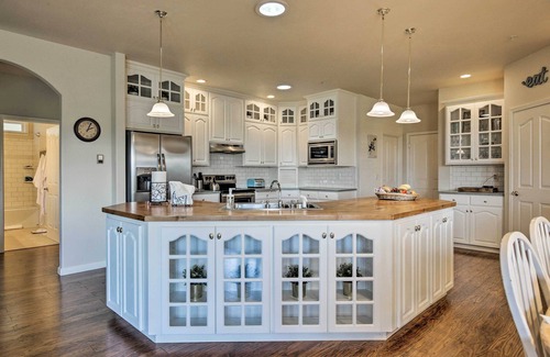 McMinnville Casa | ¡NUEVO! McMinnville Wine Country Home w / Hot Tub + Deck