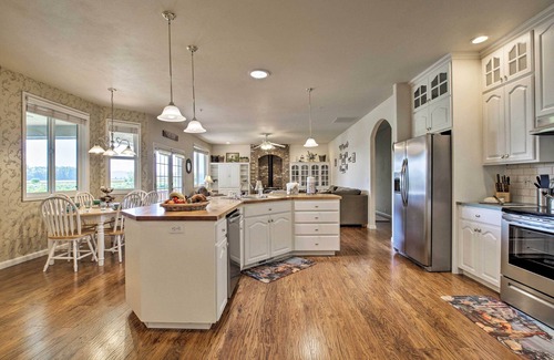 McMinnville Casa | ¡NUEVO! McMinnville Wine Country Home w / Hot Tub + Deck