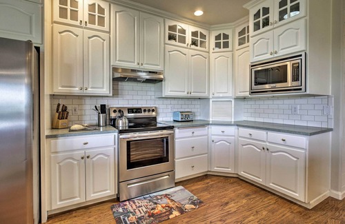 McMinnville Casa | ¡NUEVO! McMinnville Wine Country Home w / Hot Tub + Deck