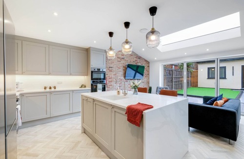 Hillingdon Casa | MDPS HA4 Bedford Rd 110 - 6 Bedroom and 4 Bath Bedford House + Private Garden