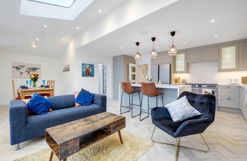 Hillingdon Casa | MDPS HA4 Bedford Rd 110 - 6 Bedroom and 4 Bath Bedford House + Private Garden