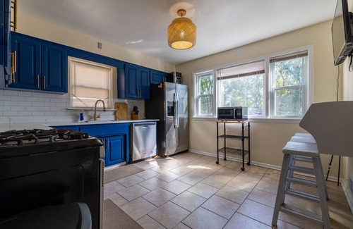 Evanston Condominio | MDRN Kid-Friendly Apt|Charming|Private|Sunny|Fast Wi-Fi| Parking