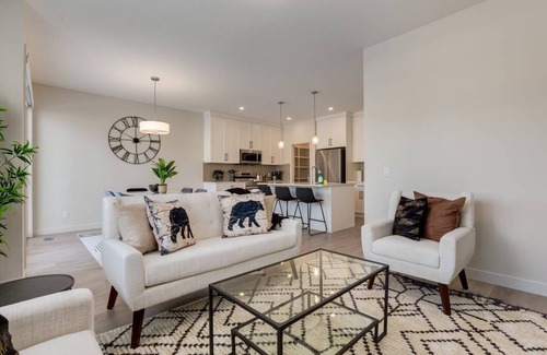 Cochrane Apartamento | "Meadow" 3 Bdrm Upper Suite w/Bunkbeds!