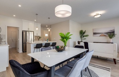 Cochrane Apartamento | "Meadow" 3 Bdrm Upper Suite w/Bunkbeds!