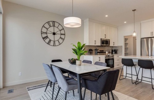 Cochrane Apartamento | "Meadow" 3 Bdrm Upper Suite w/Bunkbeds!