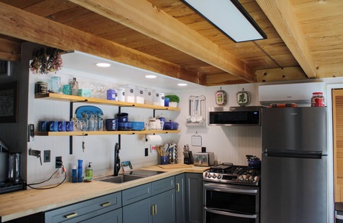 Auberry Cabina | Meadow Lakes A-Frame Cottage between Yosemite & Kings Canyon NPs Gourmet Kitchen