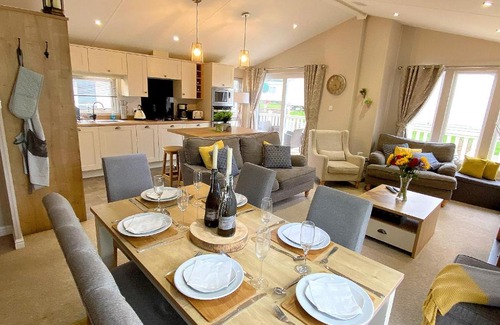 Cayton Bay Casa | Meadow Lodge