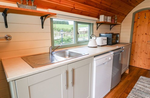 Rhayader Cabaña | Meadow View - Glamping pod sleeping 2 guests, Pet Friendly