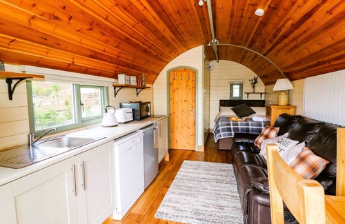 Rhayader Cabaña | Meadow View - Glamping pod sleeping 2 guests, Pet Friendly