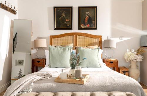 Blandford Saint Mary Casa | Meadow - Woodland Cottage with Private Hot Tub