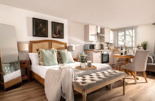 Blandford Saint Mary Casa | Meadow - Woodland Cottage with Private Hot Tub