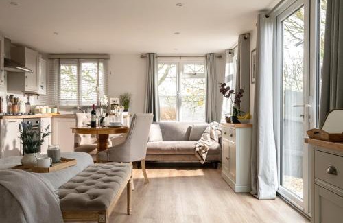 Blandford Saint Mary Casa | Meadow - Woodland Cottage with Private Hot Tub