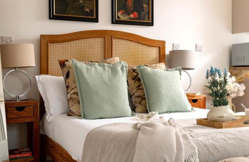 Blandford Saint Mary Casa | Meadow - Woodland Cottage with Private Hot Tub