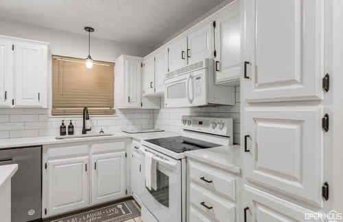 Wichita Falls Casa | Meadowcliff Retreat! Charming 3-bedroom house in Wichita Falls with AC, WiFi