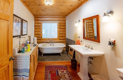 Pioneer Cabina | Log Cabin de lujo fuera de la red en 113 acres