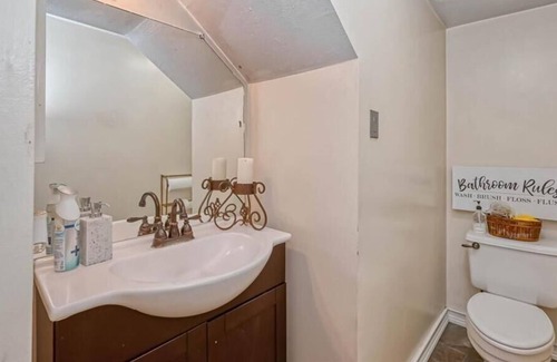 Sugar Land Casa | Meadows Place 3-BR Home ~ Perfect for Family Getaway~ w/ Backyard & Home Theater