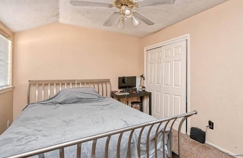 Sugar Land Casa | Meadows Place 3-BR Home ~ Perfect for Family Getaway~ w/ Backyard & Home Theater