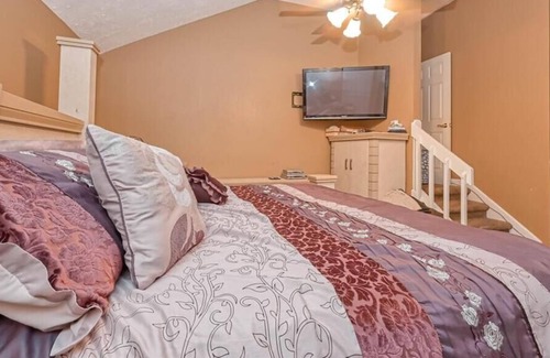 Sugar Land Casa | Meadows Place 3-BR Home ~ Perfect for Family Getaway~ w/ Backyard & Home Theater