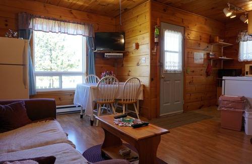 Miltonvale Park Cabaña | Meadowview Cottages