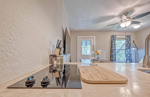 Riverside Terrace Casa | Medical Center 2-Bedroom Upstairs Unit & Fully Fenced in Yard