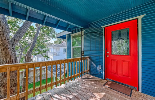 Riverside Terrace Casa | Medical Center 2-Bedroom Upstairs Unit & Fully Fenced in Yard