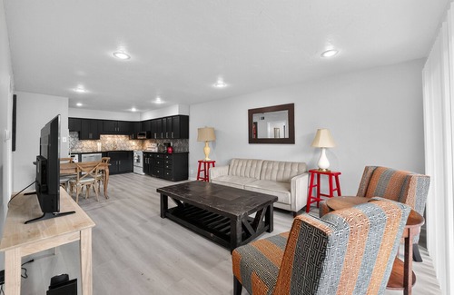 Dallas Apartamento | Medical Traveler’s Retreat with Pool Mins to Hospitals, Airport, Uptown