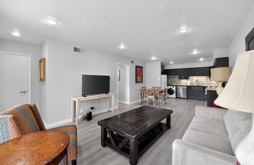 Dallas Apartamento | Medical Traveler’s Retreat with Pool Mins to Hospitals, Airport, Uptown