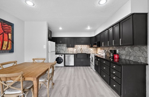Dallas Apartamento | Medical Traveler’s Retreat with Pool Mins to Hospitals, Airport, Uptown