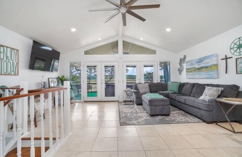 Lakehills Casa | Medina Lakefront Bungalow- Spacious Amazing Views